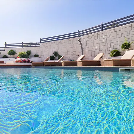 Marina Pool 3 Bedrooms 8 Guests * Hanióti