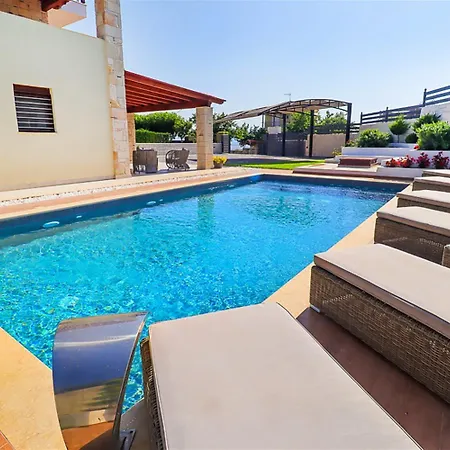 Marina Pool 3 Bedrooms 8 Guests