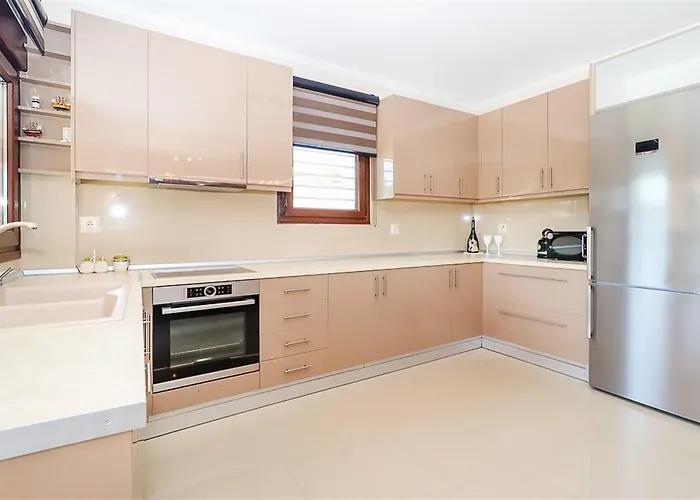 Marina Pool 3 Bedrooms 8 Guests