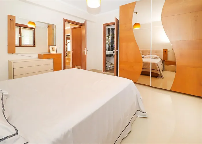 Marina Pool 3 Bedrooms 8 Guests