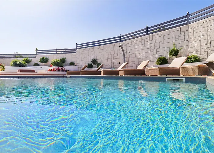 Marina Pool 3 Bedrooms 8 Guests * Chanioti