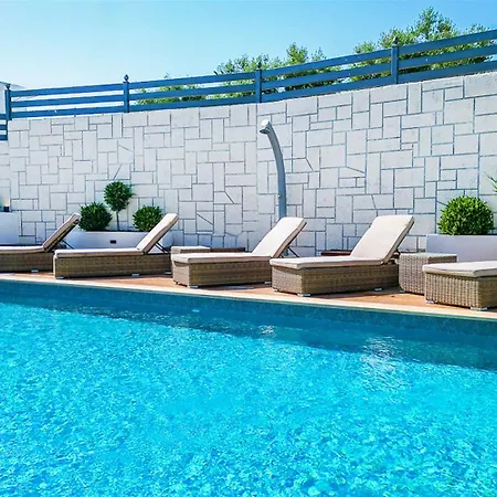 Marina Pool 3 Bedrooms 8 Guests Дом отдыха Ханиоти