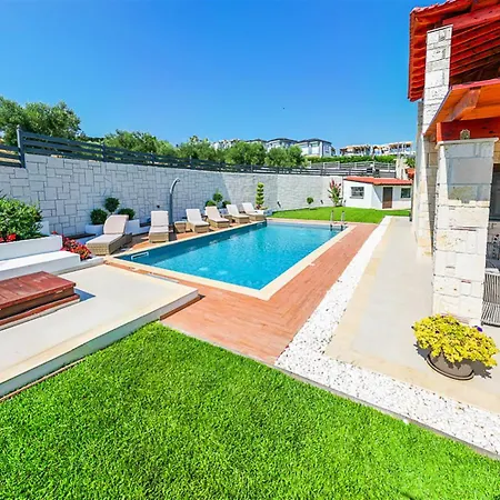 Marina Pool 3 Bedrooms 8 Guests بيت للعطل *