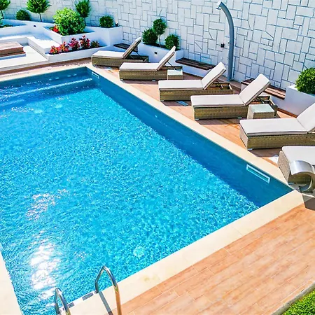 Marina Pool 3 Bedrooms 8 Guests بيت للعطل *